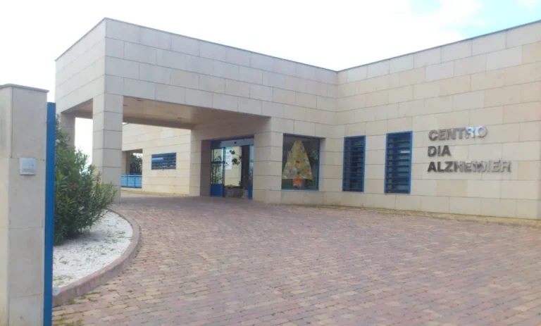 EQUIPAMIENTO - CENTRO DE DIA PARA ENFERMOS DE ALZHEIMER EN MANZANA F1 DEL PP. RC-5 en ZAFRA. BADAJOZ